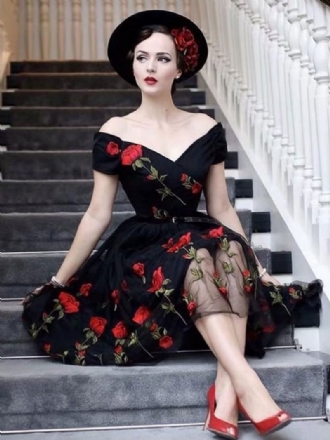 Robe Vintage Noire Tulle Brodée Fleurs Pour Femmes Des Années 1950. Style Audrey Hepburn Épaules Dénudées